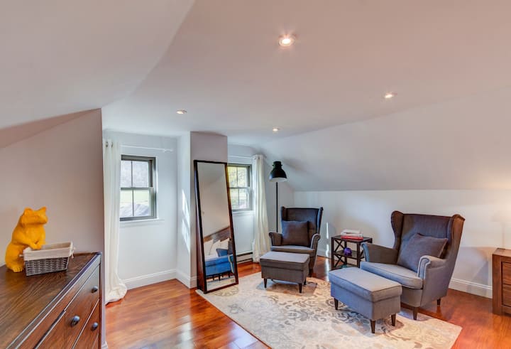 bedroom sitting area