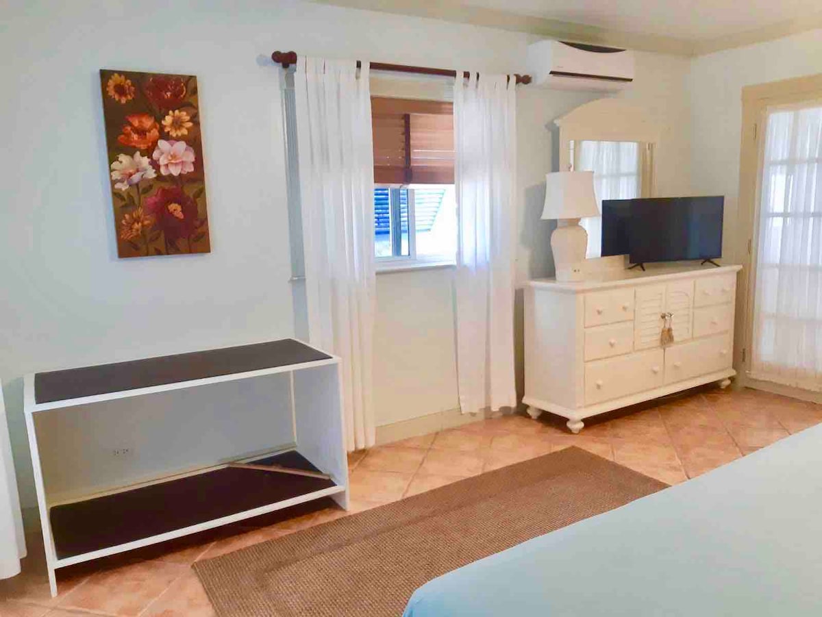 Dormitorio con perchero para maletas