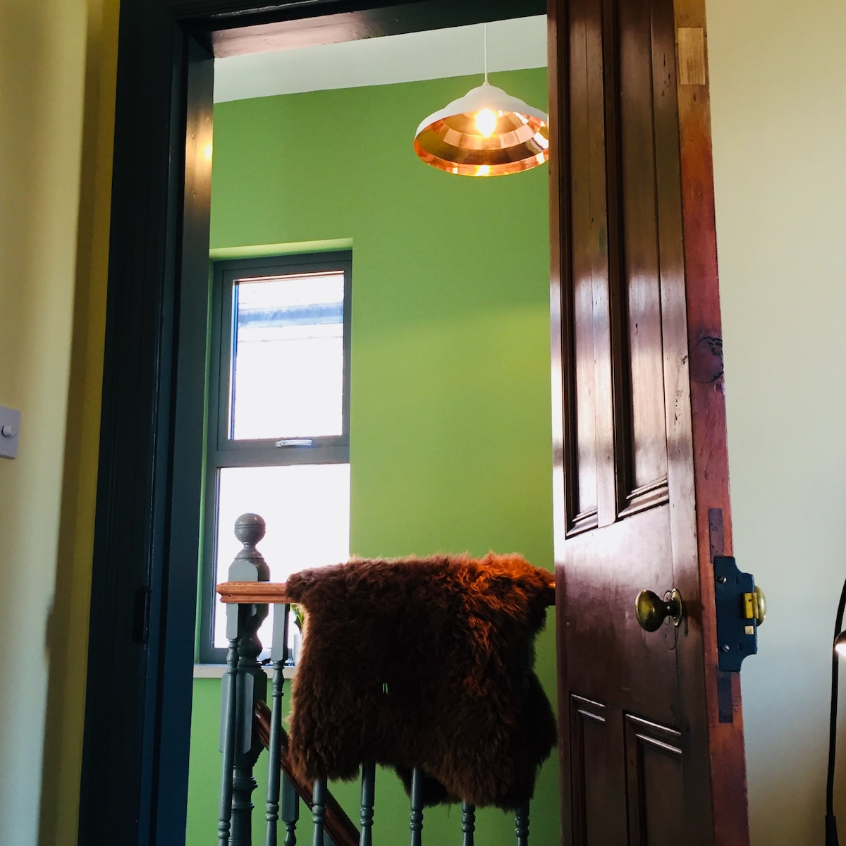 Kutua, kutoka Chumba cha Kulala cha Mbele 1.