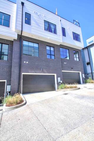 Luxury Modern Loft Huge Rooftop – Mins to Broadway gallery image 4