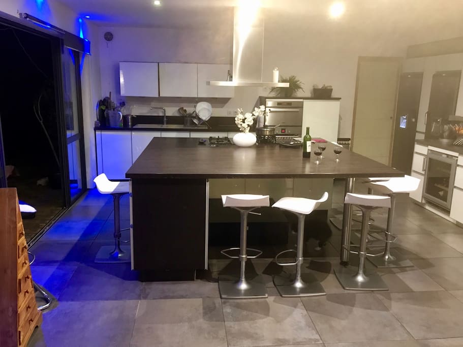 Cuisine très spacieuse et ouverte sur la terrasse et le salon ...