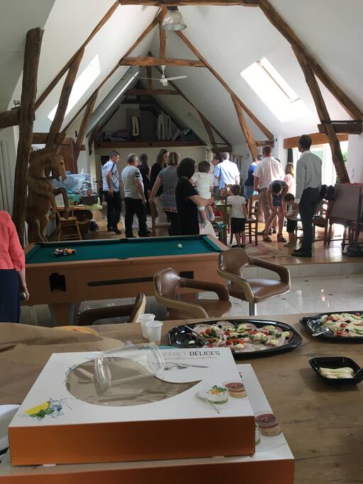 Grande salle multimédia avec cuisine intégrée