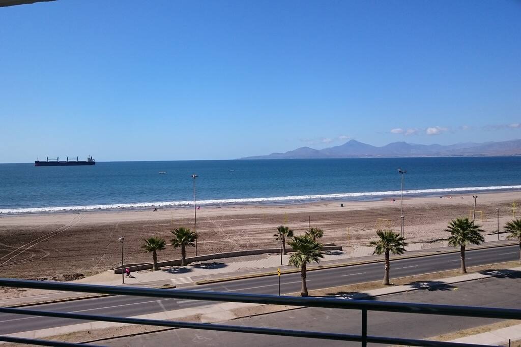 Vista al mar desde la terraza del departamento.