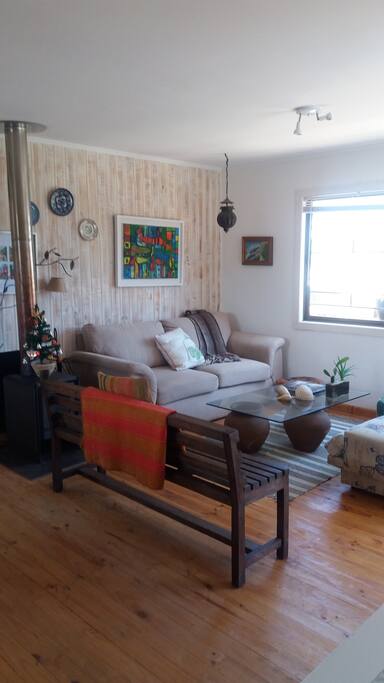 Es una casa-cabaña muy comoday decorada con mucho cariño. Es nuestro refugio y la arrendamos de vez en cuando.