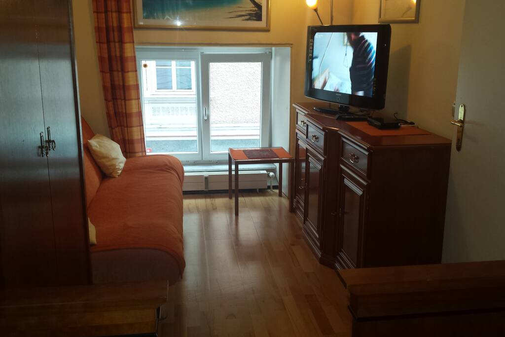 Sofa mit Fernseher im Schlafzimmer