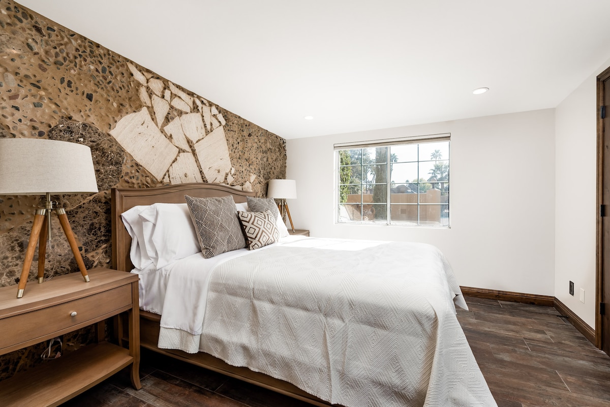 [Dormitorio 1] Cama tamaño queen con baño privado