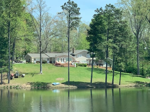 Lakefront Serenity -Lakehouse 5BR/ Sleeps 14+