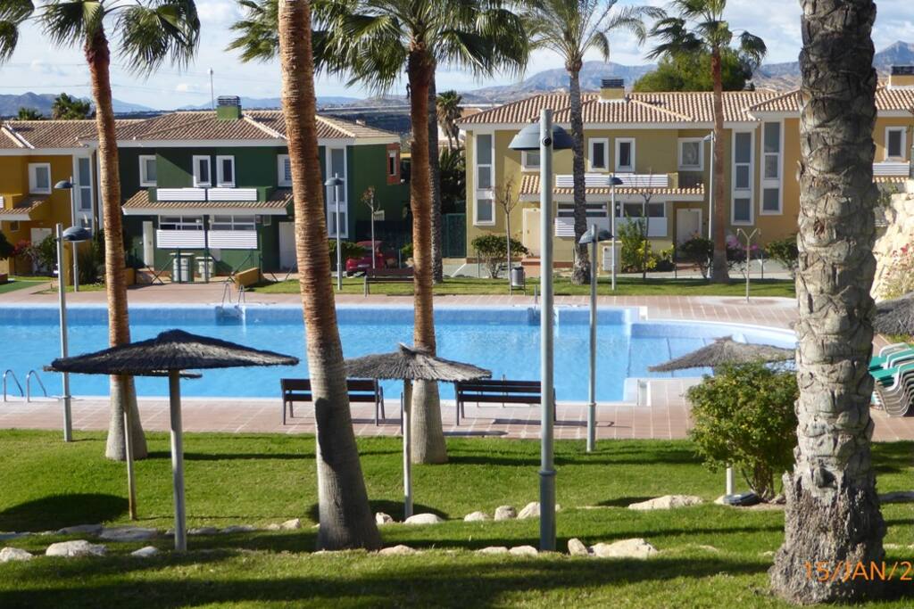 Grande piscine, nombreux relaxs et parasols dans le lotissement