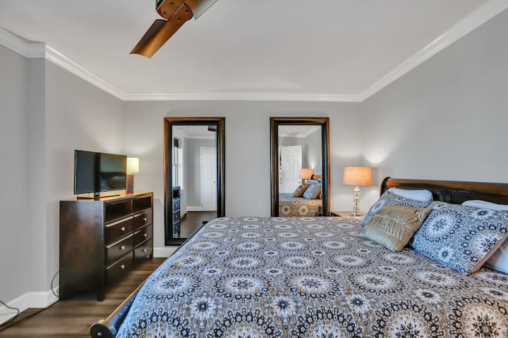 Bračni krevet (širine 180 - 200 cm) iznimno je udoban.  Nećete biti razočarani.