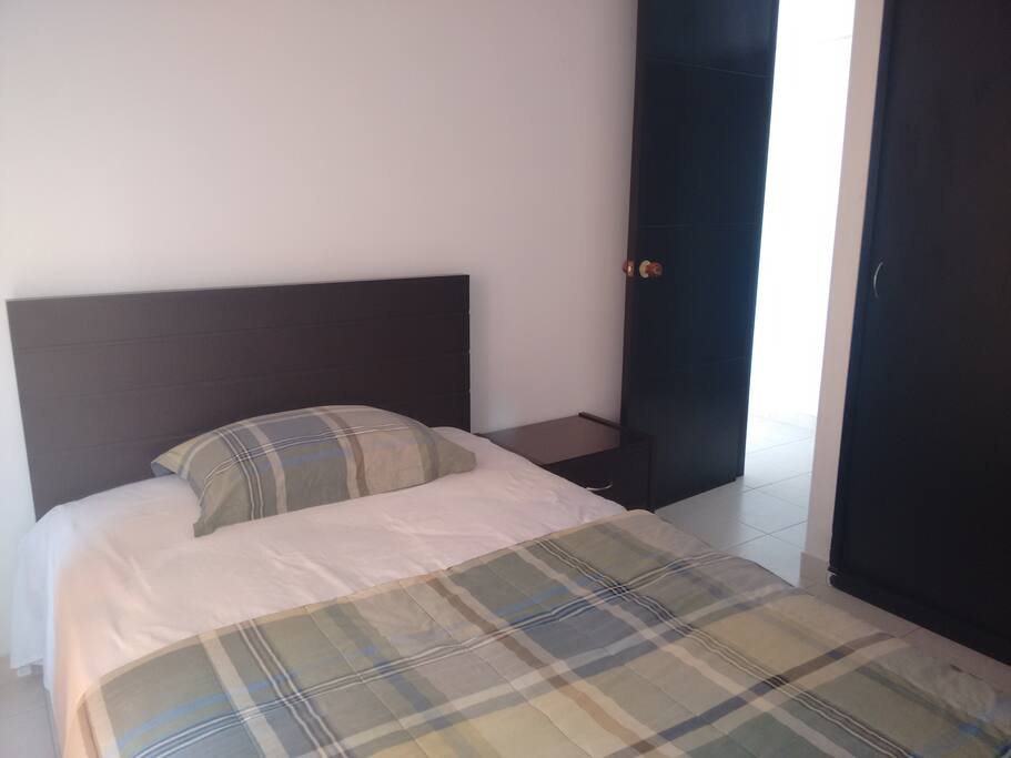 Cama confortable con nochero