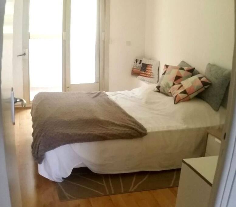Chambre voyageurs avec lit double, commode, climatiseur/ Traveler bedroom with double bed, chest of drawers and air-conditioner