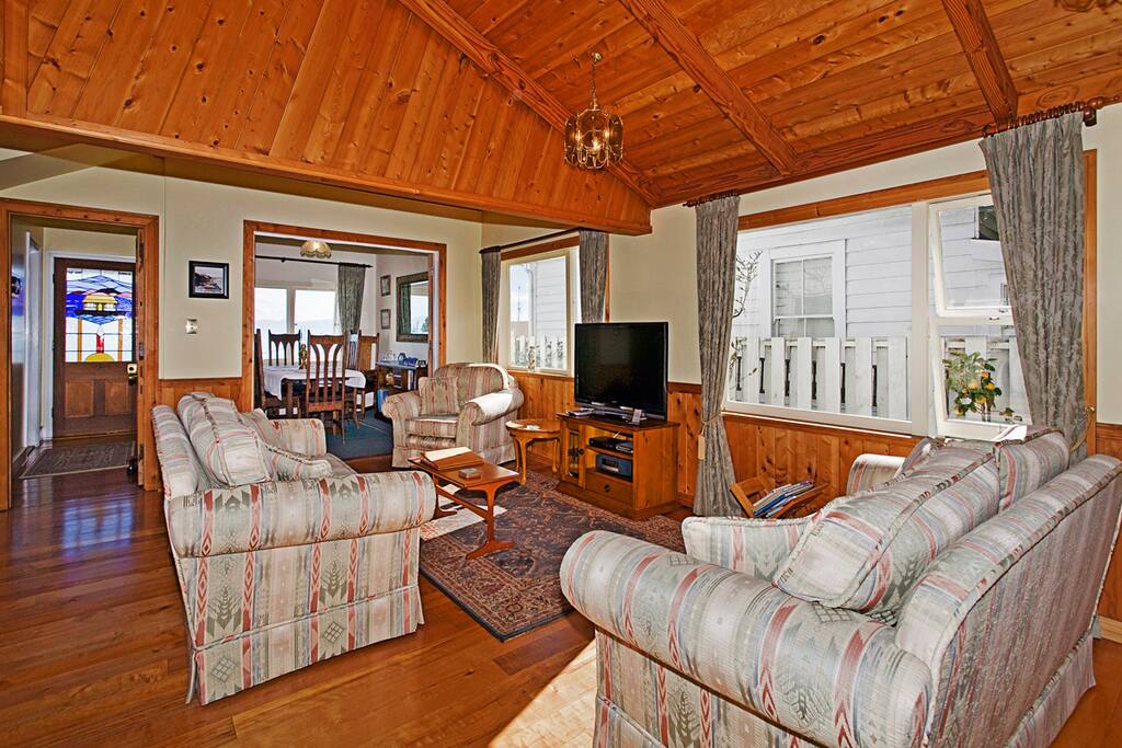 Living room with FreeviewTV, free WiFi, Bose sound bar