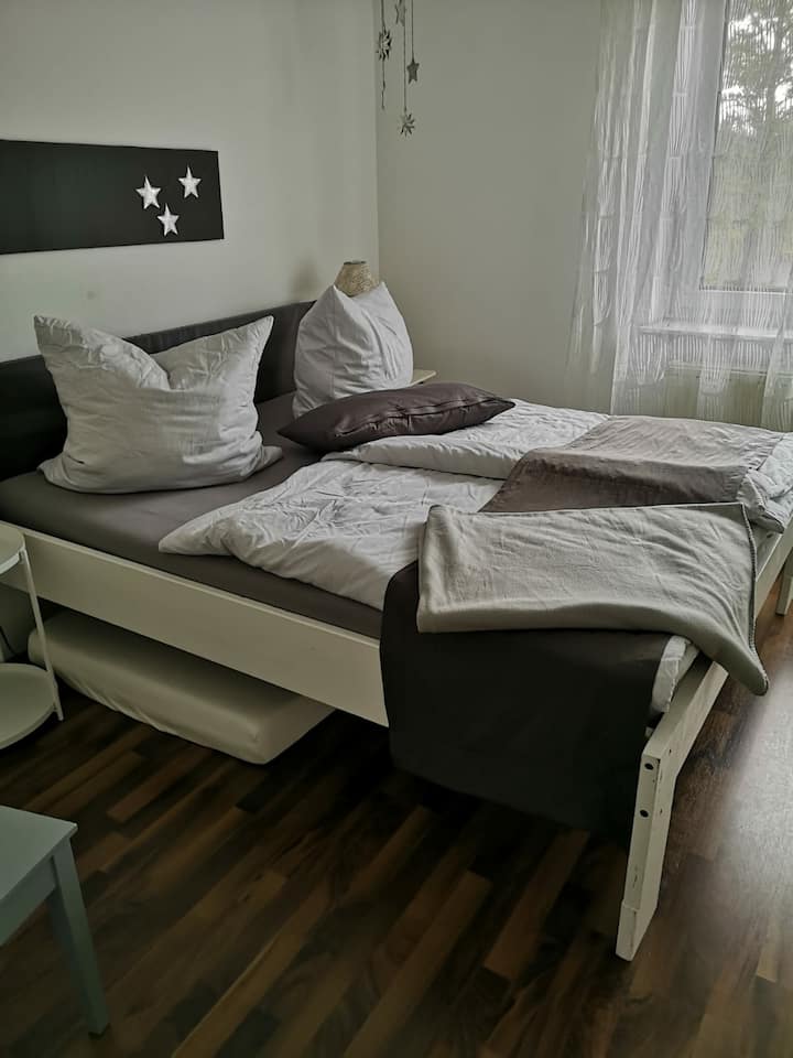 Spavaća soba - bračni krevet 1,60 x 2,00 m (2 madraca)