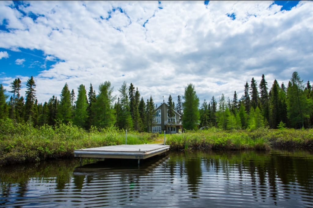 Vue sur la résidence à partir du lac