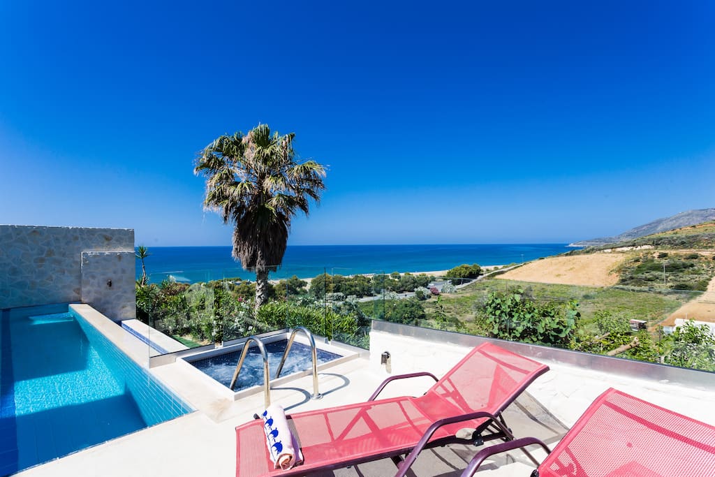 Outdoor area : jacuzzi with sea view