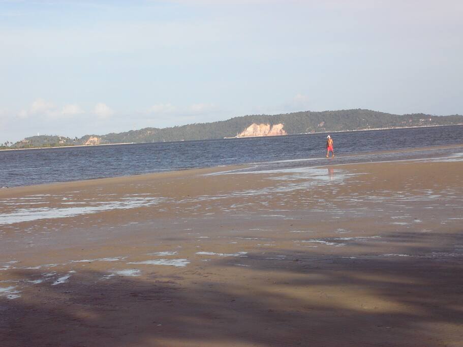 Vista da Praia com maré baixa e Morro de São Paulo ao fundo.