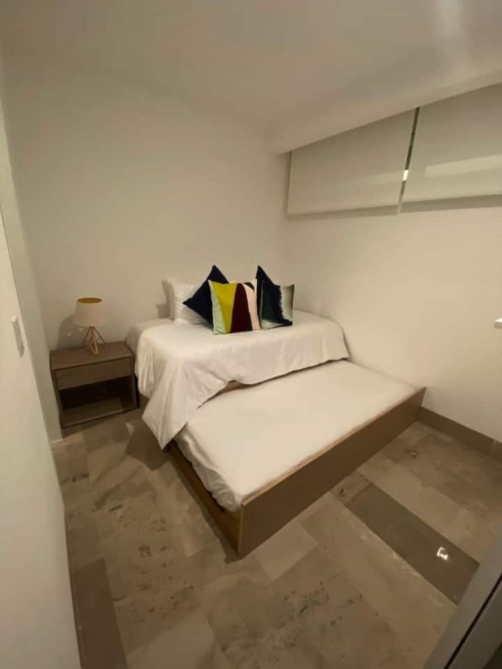 Foleja e katërt përfshin një krevat tek me një krevat kanguri 

Dhoma e tretë përfshin krevat tek dhe një krevat me rrota.