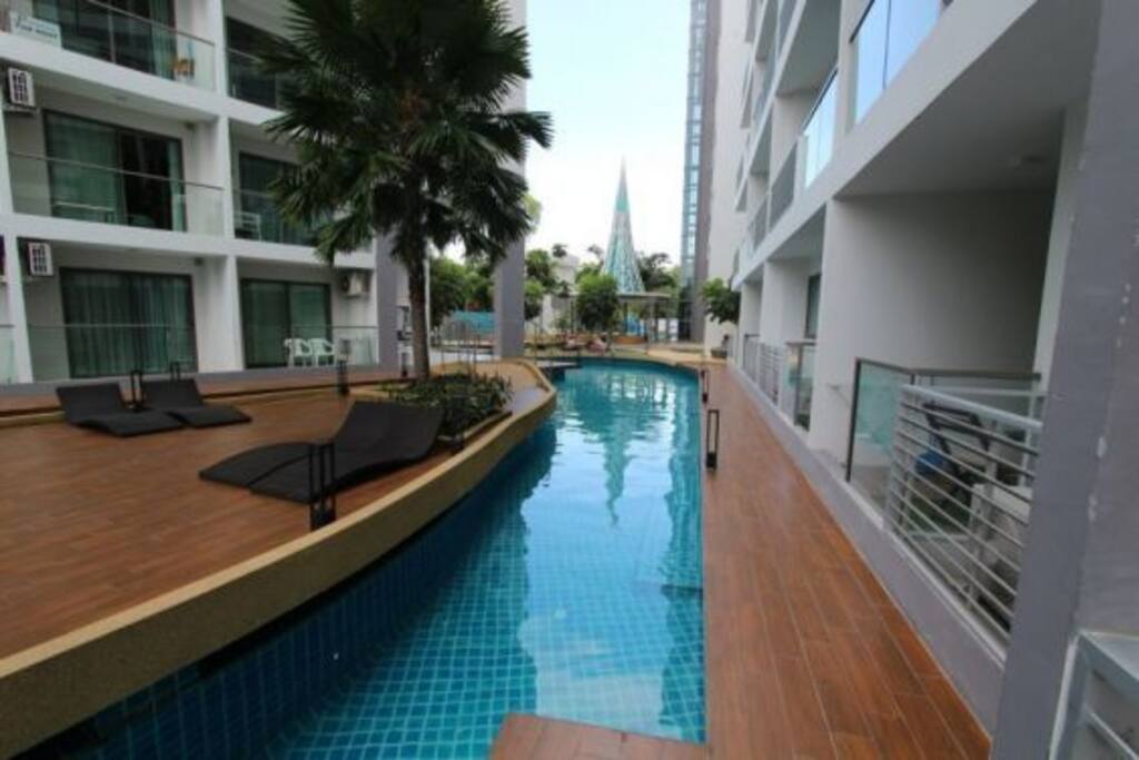 Side pool.