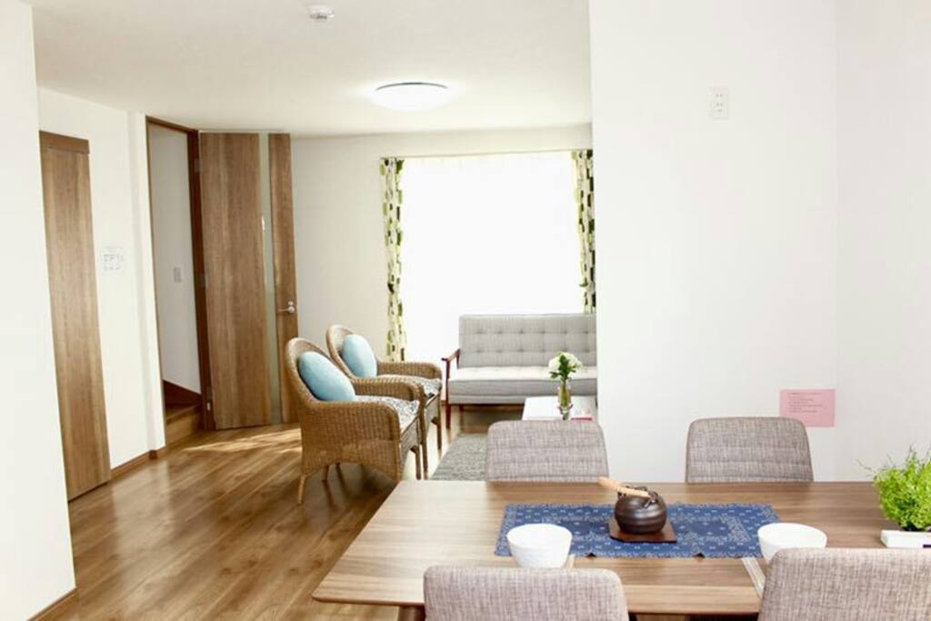 You can eating, watching TV, also we has lazy sofa, you can spend you leisure times in here吃饭,看电视,还有懒人沙发来个葛优瘫,再来张大米面膜,完美:)