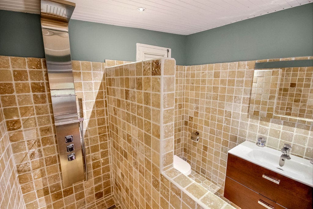 Salle de bain avec douche à l'italienne, Studio Neivy, Le Diamant , Martinique