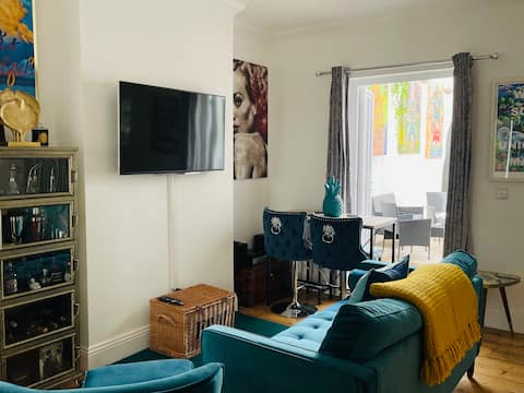 Stylish Two Bedroom, Two Bathroom Garden Flat