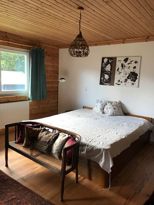 Schlafzimmer 1 mit Doppelbett und eigenem Badezimmer