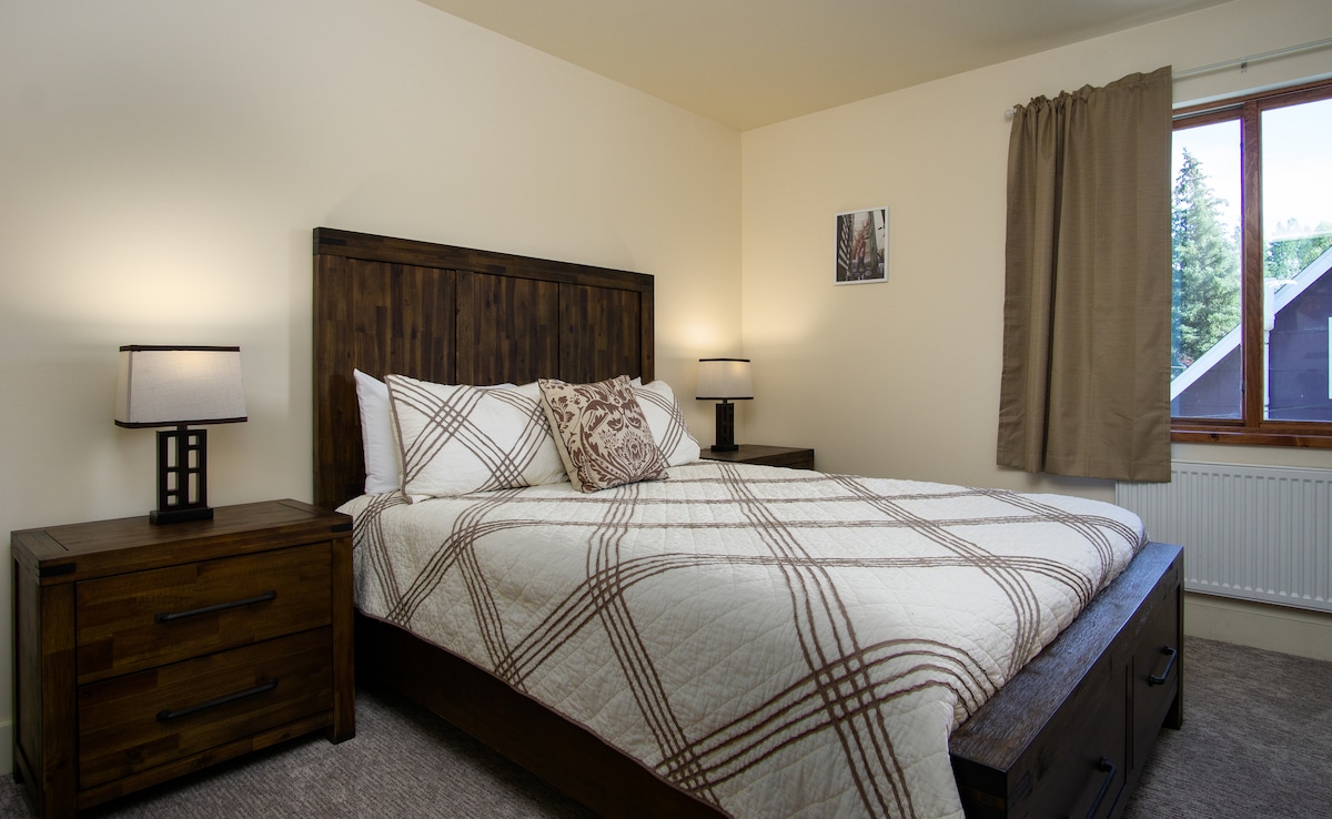 חדר שינה לאורחים בקומה העליונה מס '3 עם מיטת קווין סייז וארון בגדים