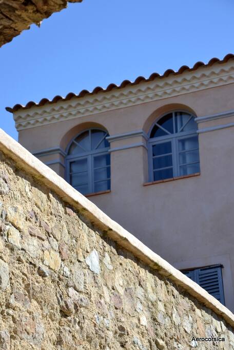 Fenêtres côté village - Le studio