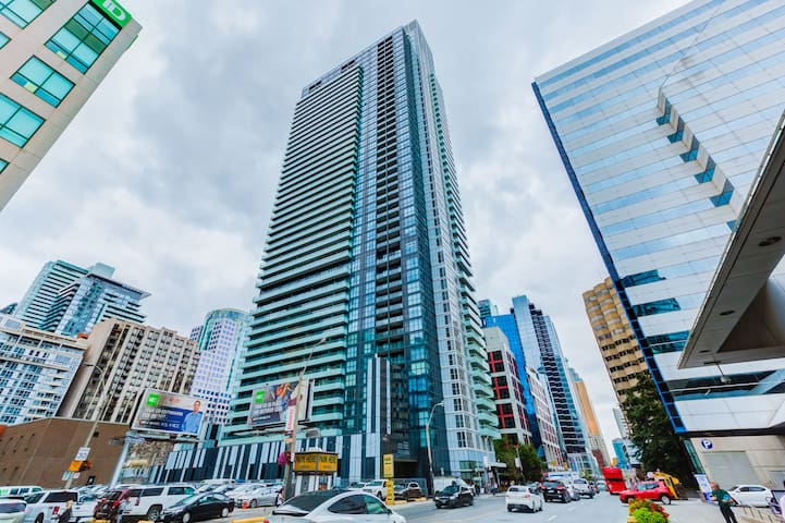 Chic Toronto Downtown Condo,CN Tower, MTCC, Rogers gallery image 3