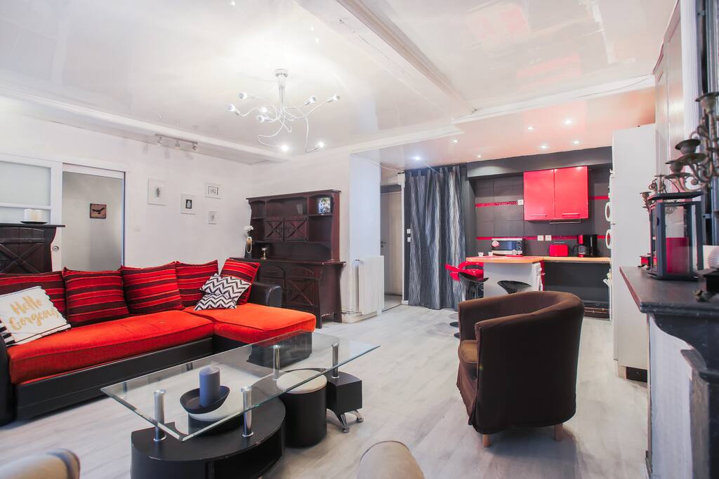 Le salon ouvert sur la cuisine