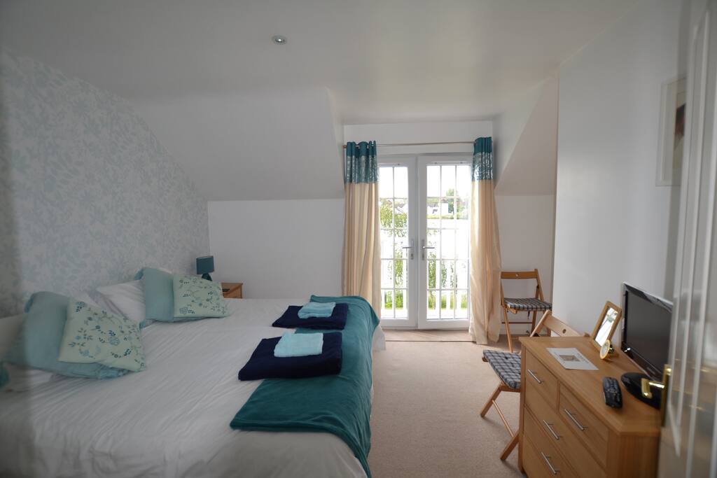 Master bedroom (overlooking lake)