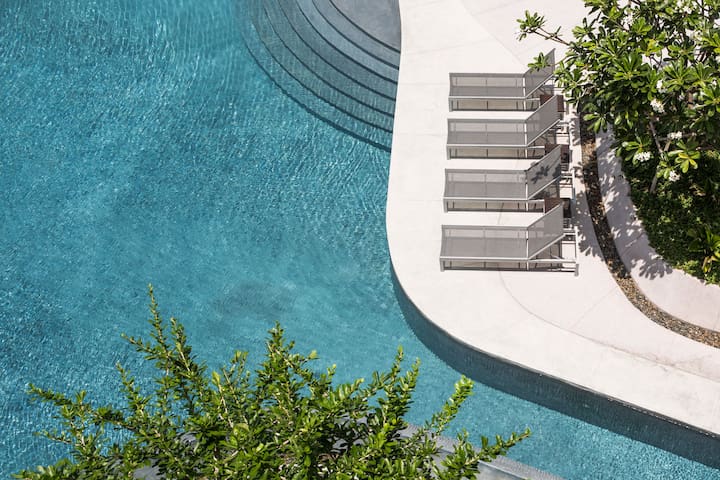Beachfront condo & huge laguna pool