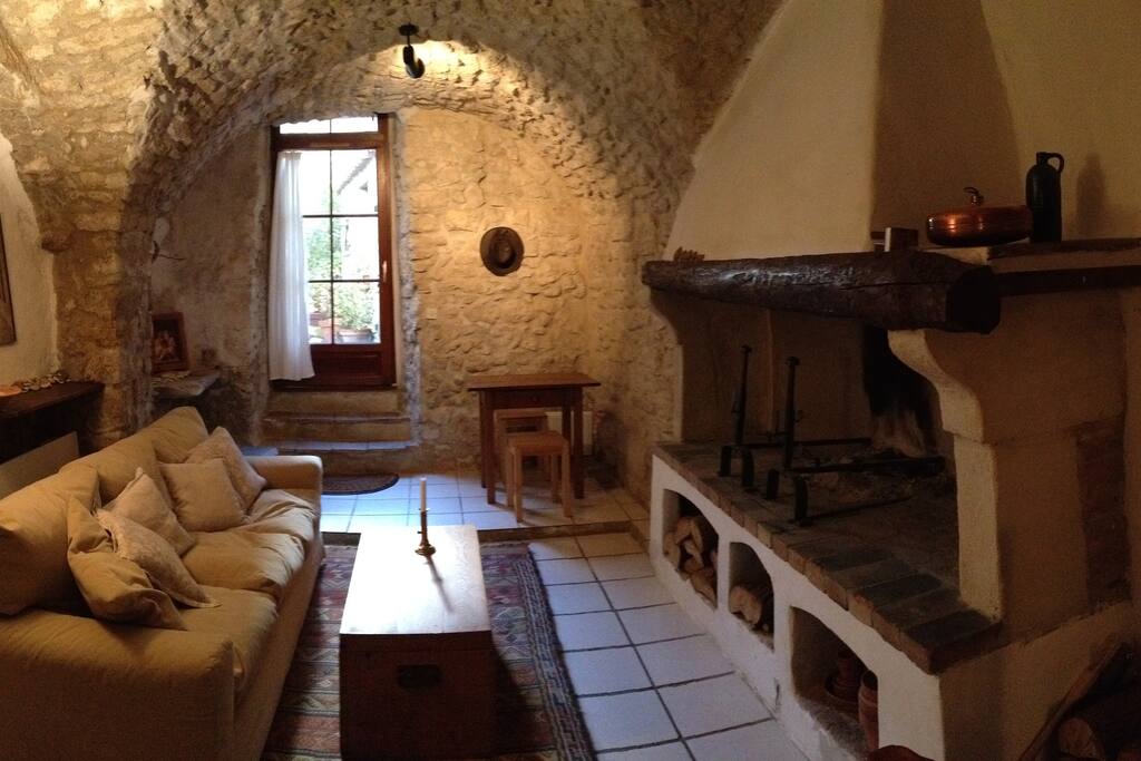 Séjour avec grande cheminée