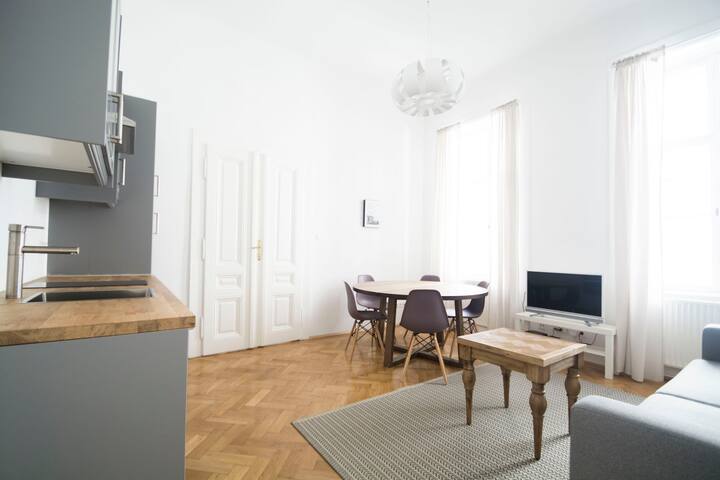 Fabulous City Center Apartment – Apt 23 gallery image 2