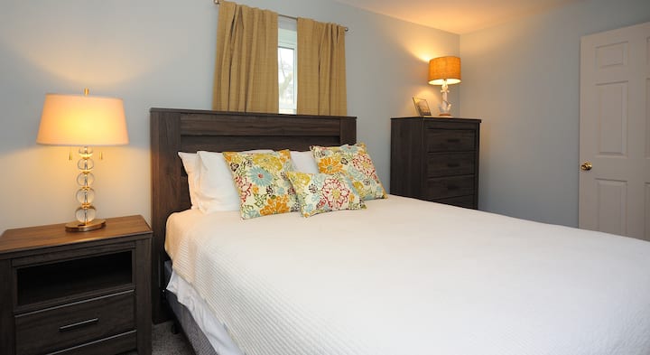 标准双人床卧室，可欣赏湖景