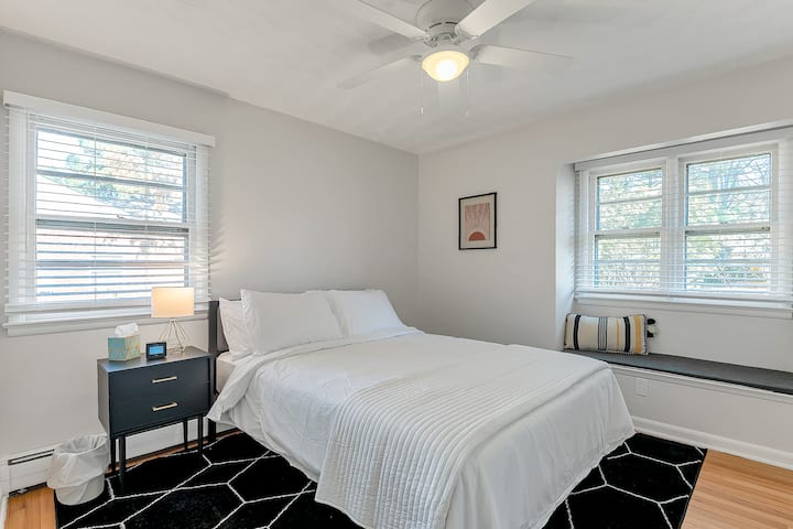 Queen size bed, fresh clean bedding! 