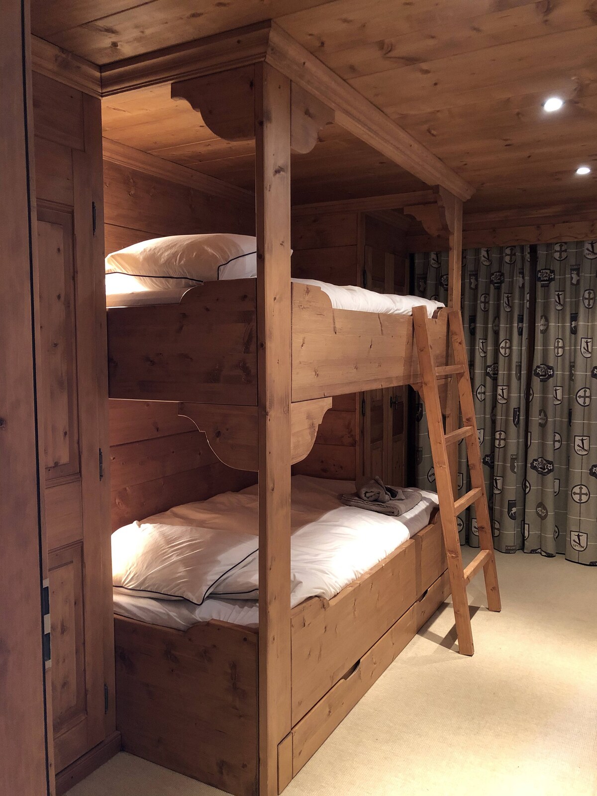 3rd bedroom. Bunk beds  (90x200cm),  and additional pull-out bed below. Can sleep 3 if needed. Built-in cupboards. Access to back balcony (north-east).