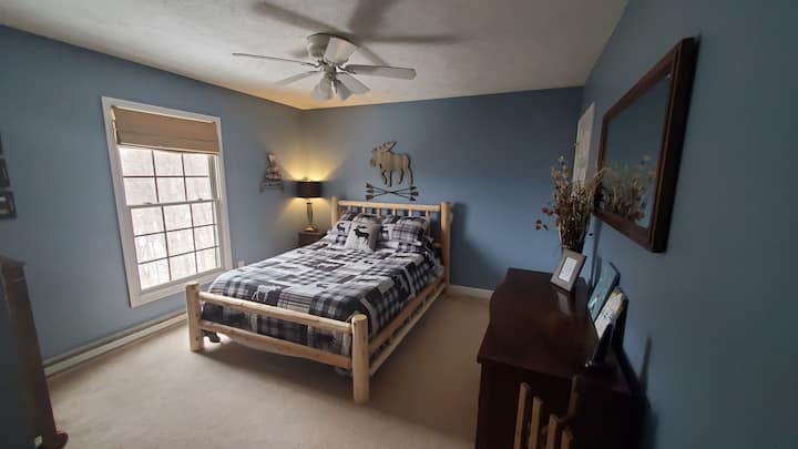 Main queen bedroom with en suite bathroom
