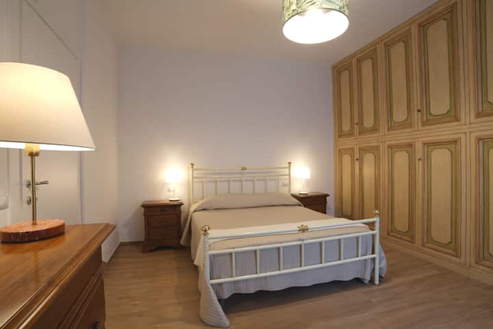 Chumba kikubwa sana cha kulala na kabati la kipindi kilichorejeshwa.