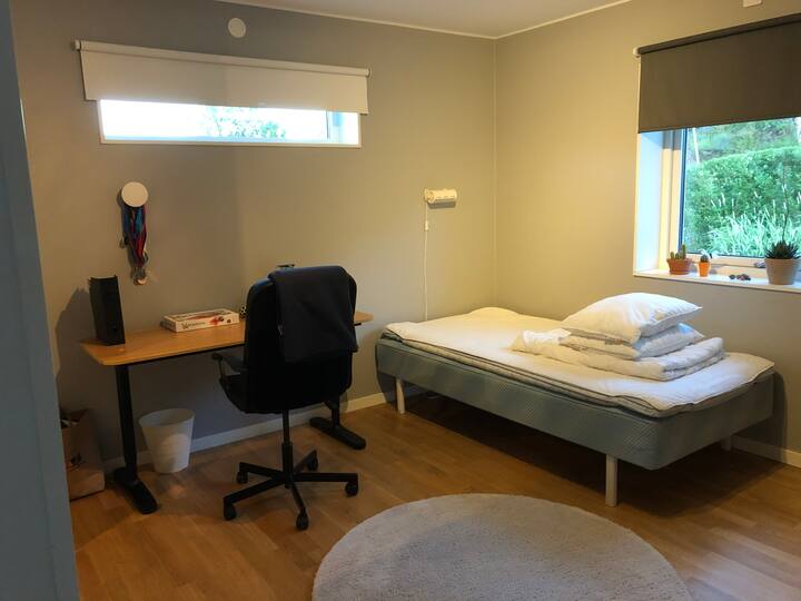 Dormitorio con cama individual ancha de 140 cm
