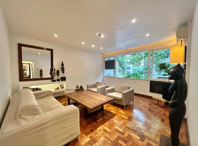 Ao lado do metrô prox da praia