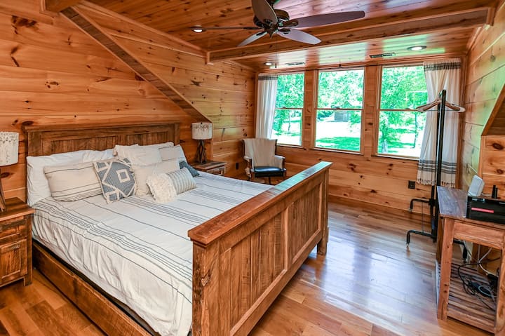 Bračni krevet (180x200) u spavaćoj sobi na 