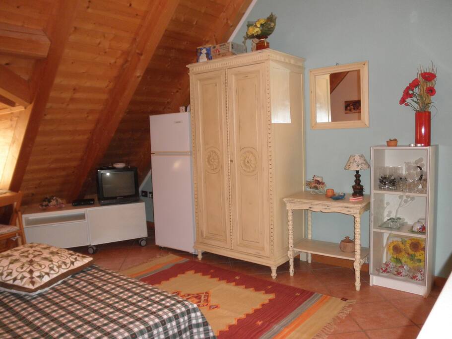 parete di fronte divano con armadio per abiti frigo, televisore
