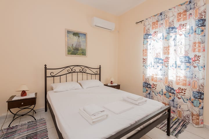 Habitación principal con una cama matrimonial