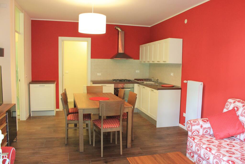 Salotto con divano letto e cucina