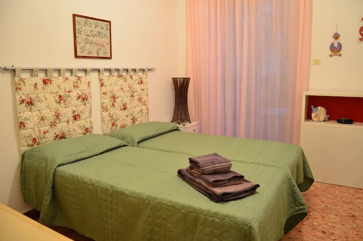 ห้องนอนพร้อมเตียงเดี่ยว 2 หลัง (หากจำเป็นอาจเป็นเตียงคู่) พร้อมประตูหน้าต่างในสวนโดยตรง