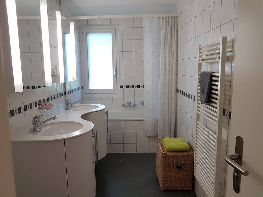 Badezimmer mit Badewanne