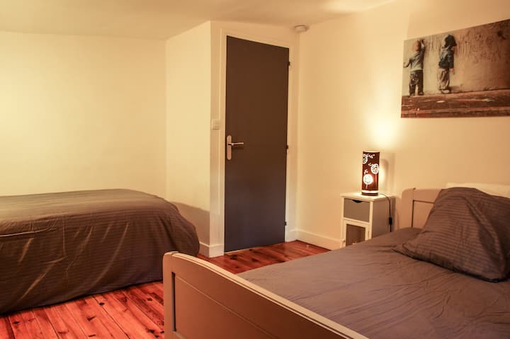 Chumba cha kulala 2 vitanda vya mtu mmoja ghorofa ya 2