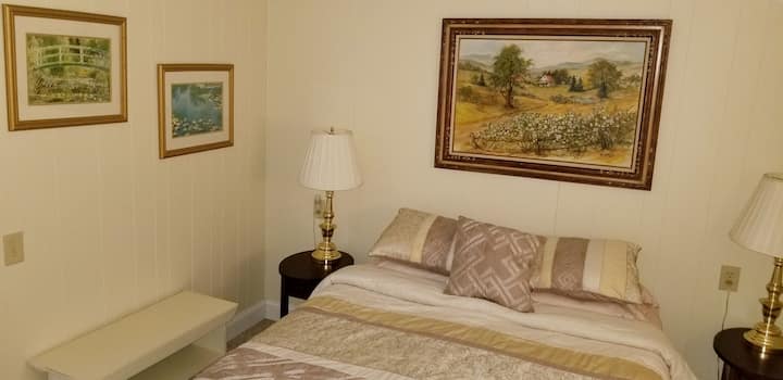 Მთავარ საძინებელში არის ორი სანათი და ორადგილიანი საწოლი.