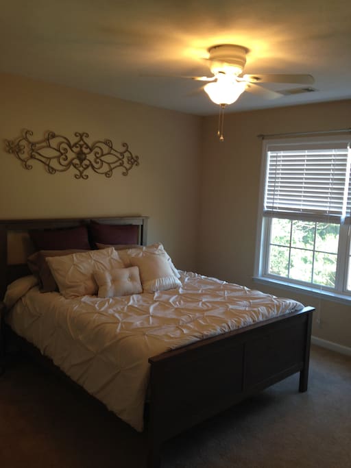 Guest Room (Queen Bed)